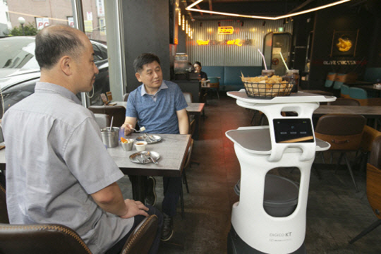 서울 송파구 BBQ 헬리오시티점에서 KT AI 서비스로봇이 치킨을 서빙하고 있다. [KT 제공]